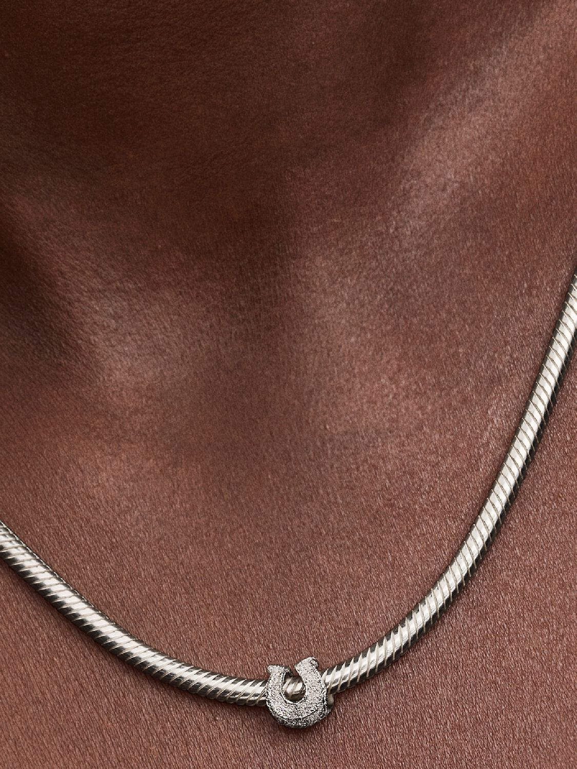 Strukturiertes Hufeisen Mini-Charm Sterling-Silber