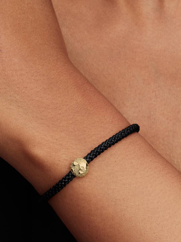 Strukturierter Globus Mini-Charm 14 Karat Vergoldung