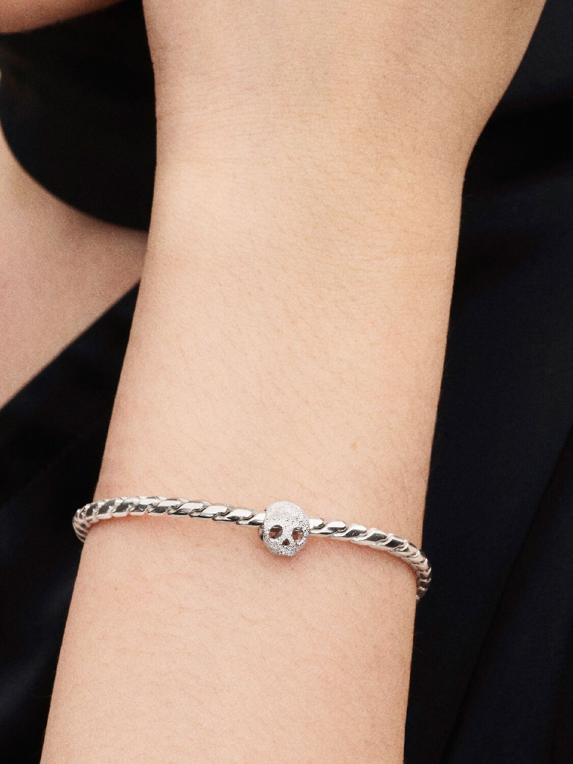 Strukturierter Totenkopf Mini-Charm Sterling-Silber