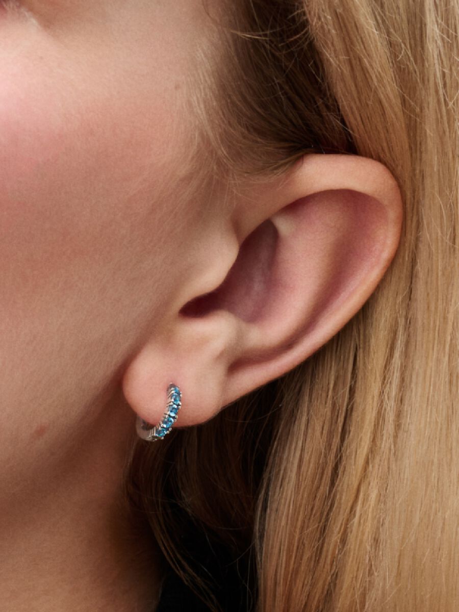 Hellblaue Huggie Ohrringe Sterling-Silber