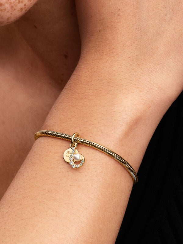 Haken mit lackierter Perle Charm-Anhänger 14 Karat Vergoldung