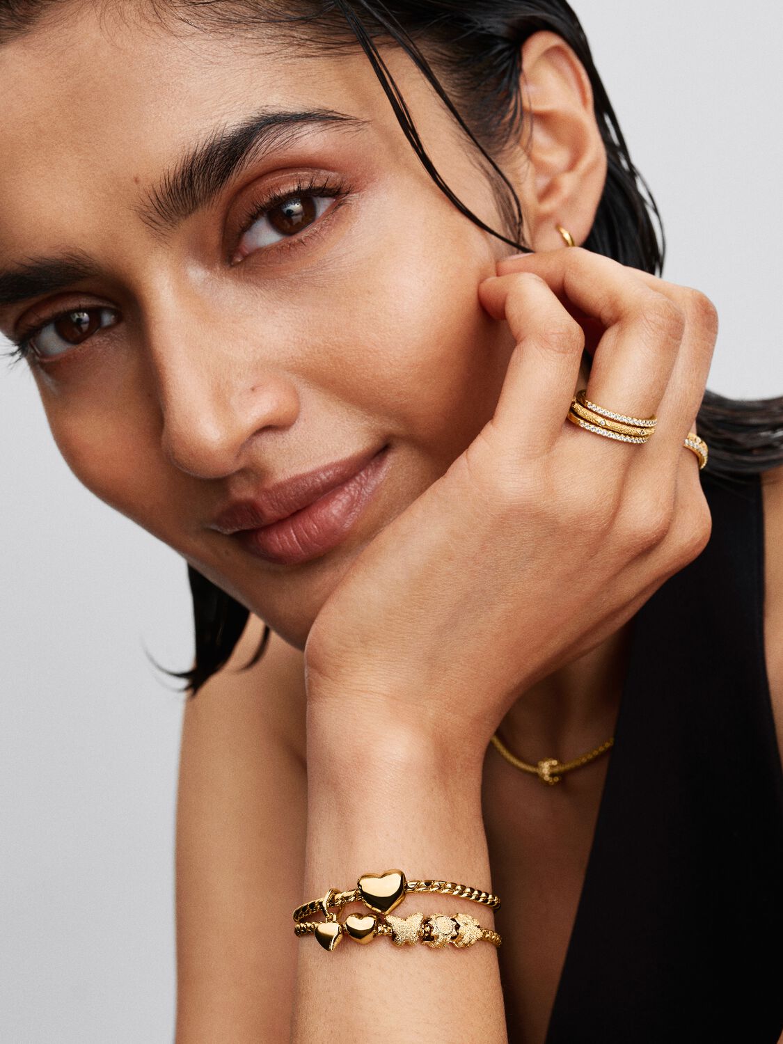 Strukturierte Sonne Mini-Charm 14 Karat Vergoldung