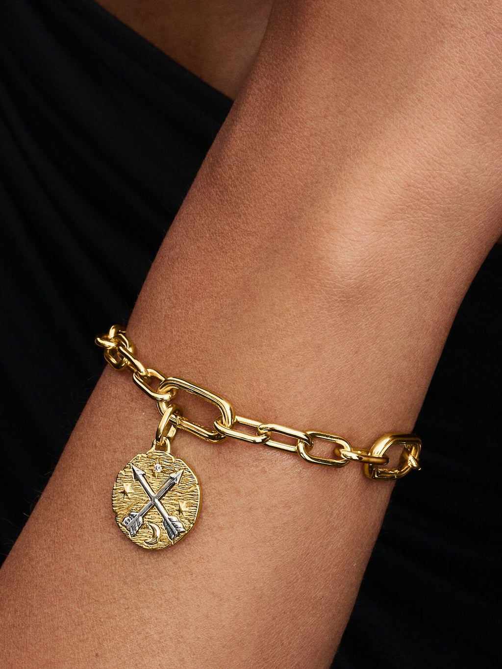 Kreuzende Pfeile Medaillon-Charm Sterling-Silber, 14 Karat Vergoldung