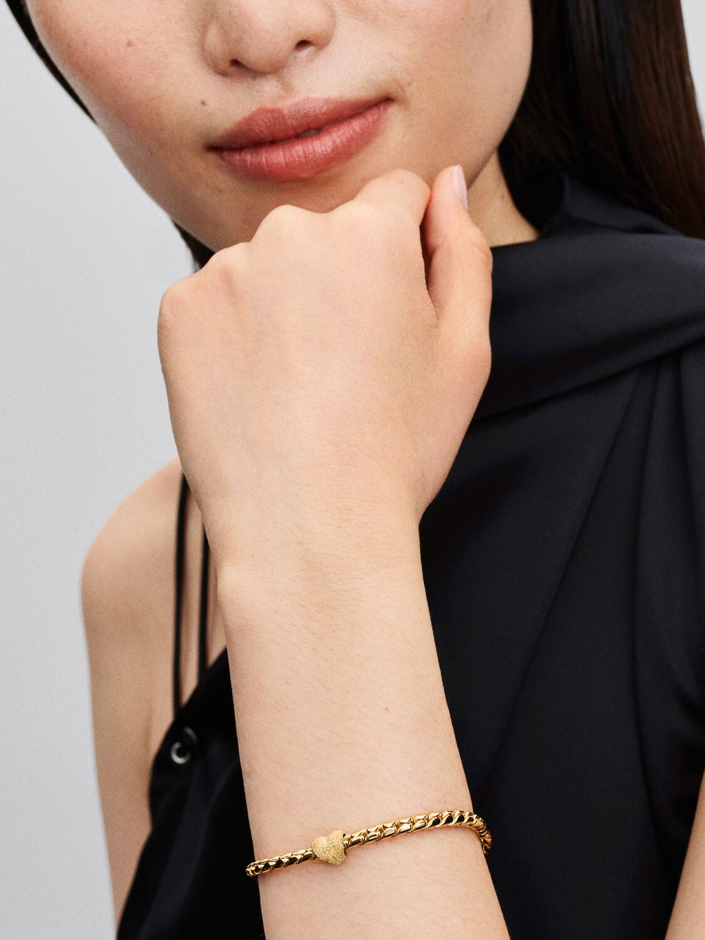 Strukturiertes Herz Mini-Charm 14 Karat Vergoldung