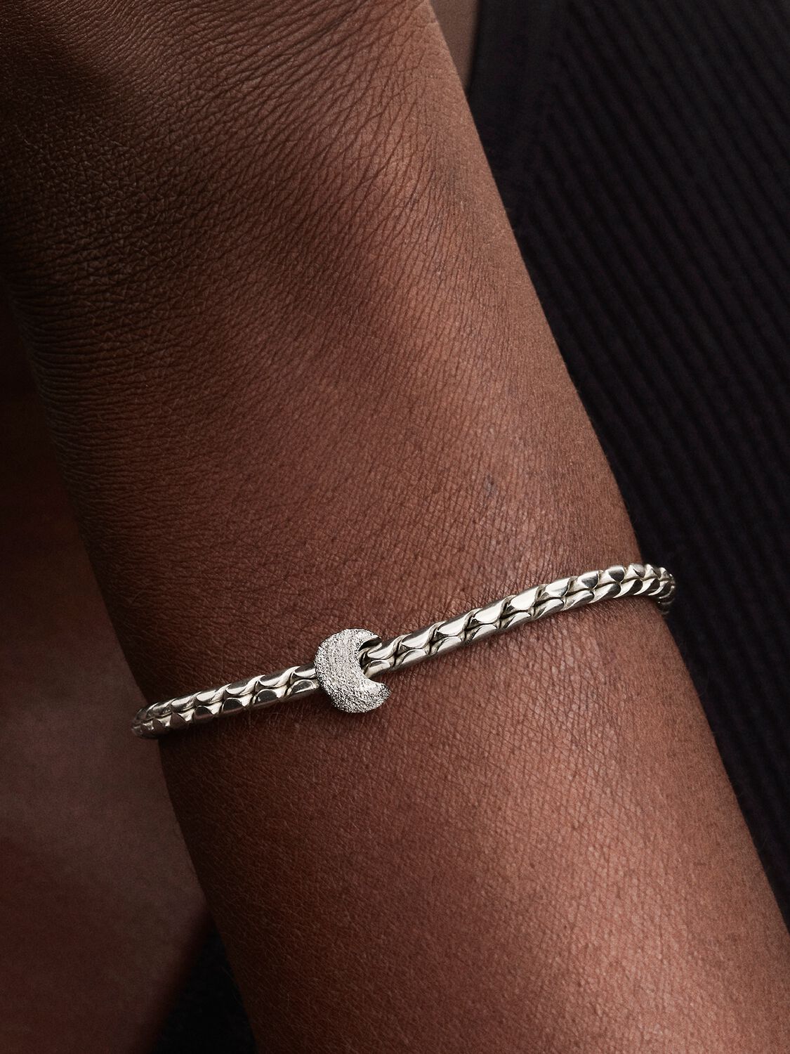 Strukturierter Mond Mini-Charm Sterling-Silber