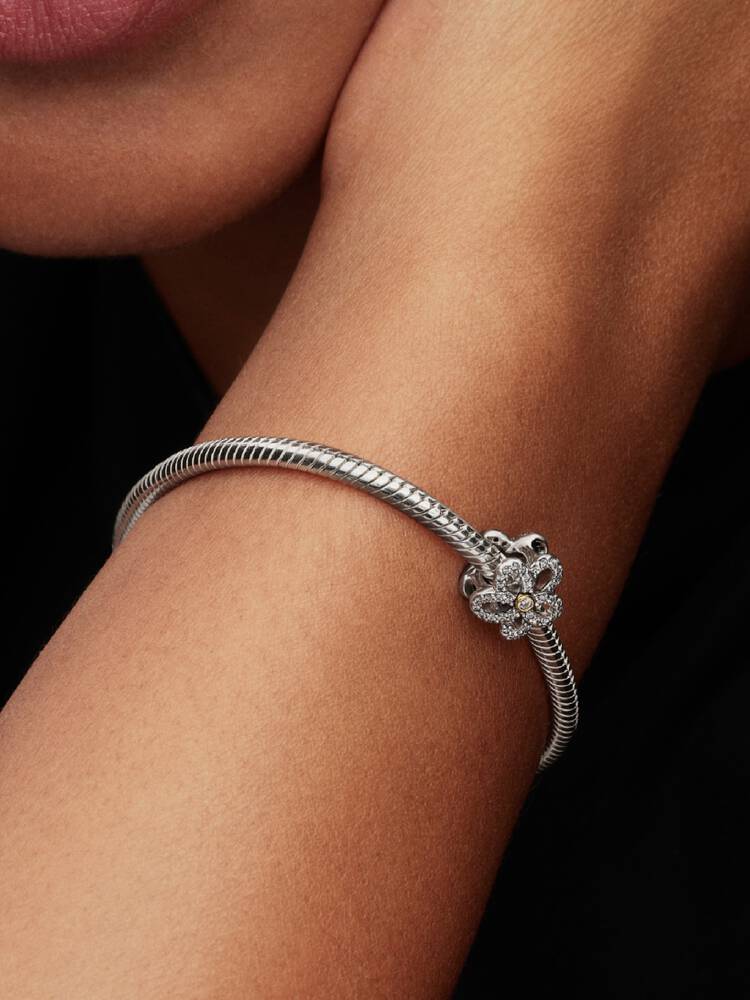 Pavé Blume Offen gearbeitetes Charm Sterling-Silber, 14 Karat Vergoldung